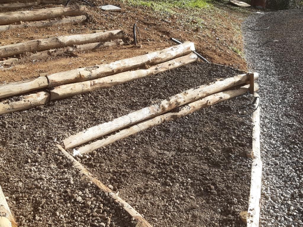 Realizzazione scale viminate in legno di castagno da giardino